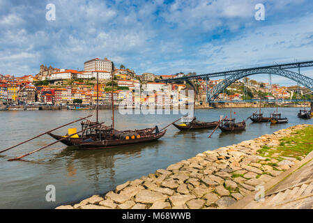 Rabelo bateaux sur le fleuve Douro à Porto au Portugal. Banque D'Images