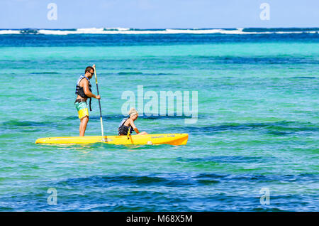 SANTO DOMINGO, RÉPUBLIQUE DOMINICAINE - le 29 octobre 2015 : Couple kayaking in ocean Banque D'Images