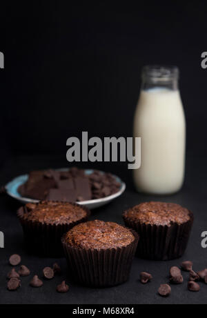 Double de blé Muffins aux pépites de chocolat dans un environnement sombre Banque D'Images