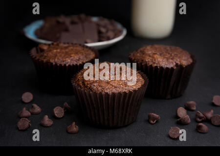 Double de blé Muffins aux pépites de chocolat dans un environnement sombre Banque D'Images