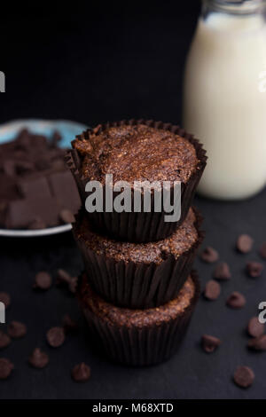 Double de blé Muffins aux pépites de chocolat dans un environnement sombre Banque D'Images