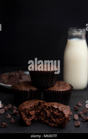 Double de blé Muffins aux pépites de chocolat dans un environnement sombre Banque D'Images