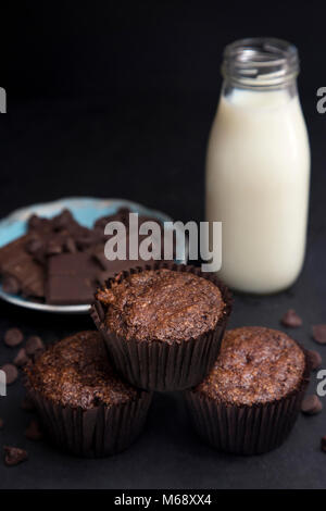 Double de blé Muffins aux pépites de chocolat dans un environnement sombre Banque D'Images