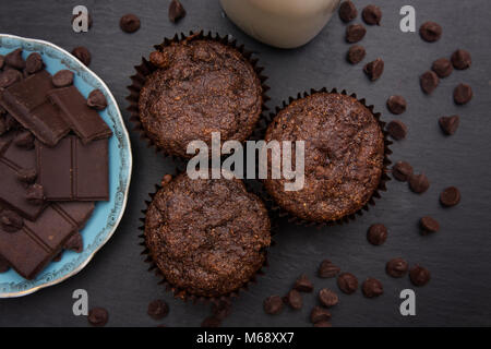 Double de blé Muffins aux pépites de chocolat dans un environnement sombre Banque D'Images