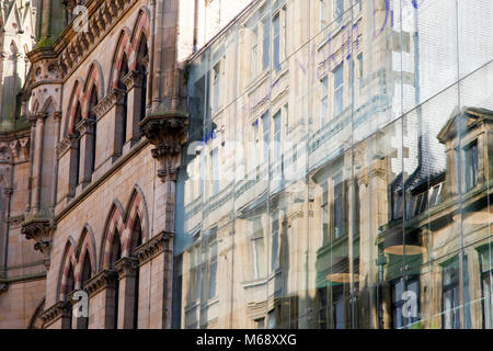 Réflexions dans la façade en verre de la Wool Exchange building, maintenant la maison de Waterstones, à Bradford, West Yorkshire Banque D'Images