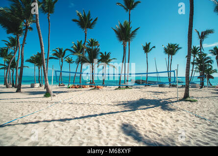 Filet de volley-ball sur la plage tropicale, mer des Caraïbes. Banque D'Images