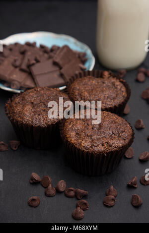 Double de blé Muffins aux pépites de chocolat dans un environnement sombre Banque D'Images