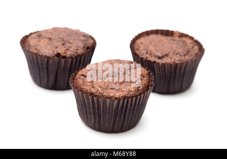 Le blé entier Muffins aux pépites de chocolat double isolé sur fond blanc Banque D'Images