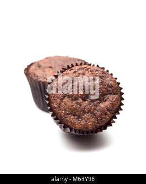 Le blé entier Muffins aux pépites de chocolat double isolé sur fond blanc Banque D'Images