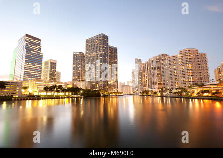 Le centre-ville et de l'évolution de l'immobilier à Brickell Key, Miami, Floride, USA Banque D'Images
