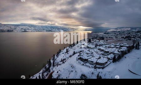 Vue panoramique aérienne de l'hiver paysage canadien. Prises à Kelowna, Okanagan, Colombie-Britannique, Canada. Banque D'Images