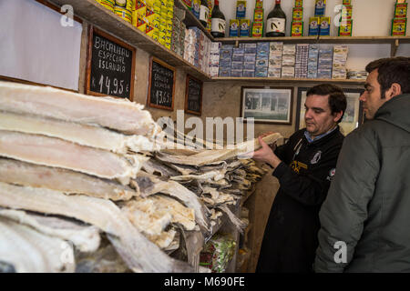 Un homme la vente de sel cabillaud dans Lisbonne, Portugal. Banque D'Images