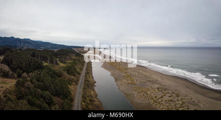 Vue panoramique aérienne de l'autoroute à la côte de l'océan Pacifique lors d'un matin d'hiver nuageux. Prise en côte de l'Oregon, en Amérique du Nord. Banque D'Images