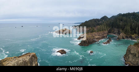 Vue panoramique aérienne de l'autoroute à la côte de l'océan Pacifique lors d'un matin d'hiver nuageux. Prise en côte de l'Oregon, en Amérique du Nord. Banque D'Images