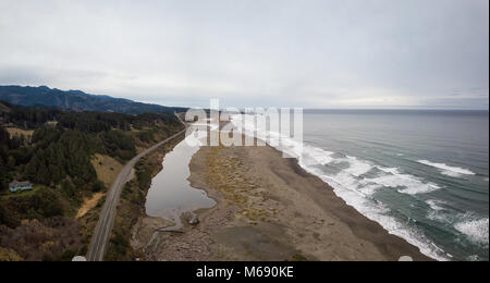 Vue panoramique aérienne de l'autoroute à la côte de l'océan Pacifique lors d'un matin d'hiver nuageux. Prise en côte de l'Oregon, en Amérique du Nord. Banque D'Images