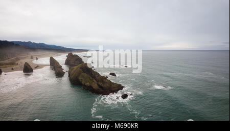 Vue panoramique aérienne de l'autoroute à la côte de l'océan Pacifique lors d'un matin d'hiver nuageux. Prise en côte de l'Oregon, en Amérique du Nord. Banque D'Images