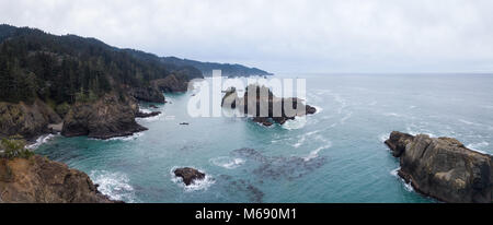 Vue panoramique aérienne de l'autoroute à la côte de l'océan Pacifique lors d'un matin d'hiver nuageux. Prise en côte de l'Oregon, en Amérique du Nord. Banque D'Images