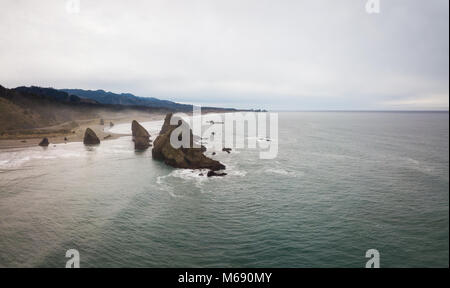 Vue panoramique aérienne de l'autoroute à la côte de l'océan Pacifique lors d'un matin d'hiver nuageux. Prise en côte de l'Oregon, en Amérique du Nord. Banque D'Images