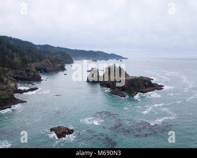 Vue panoramique aérienne de l'autoroute à la côte de l'océan Pacifique lors d'un matin d'hiver nuageux. Prise en côte de l'Oregon, en Amérique du Nord. Banque D'Images