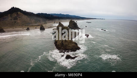 Vue panoramique aérienne de l'autoroute à la côte de l'océan Pacifique lors d'un matin d'hiver nuageux. Prise en côte de l'Oregon, en Amérique du Nord. Banque D'Images