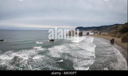 Vue panoramique aérienne de l'autoroute à la côte de l'océan Pacifique lors d'un matin d'hiver nuageux. Prise en côte de l'Oregon, en Amérique du Nord. Banque D'Images