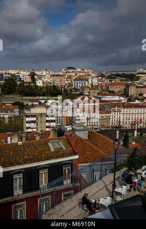 Une vue sur les toits de la ville en regardant vers le château à Lisbonne, Portugal. Banque D'Images