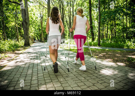 La marche nordique - active people working out in park Banque D'Images