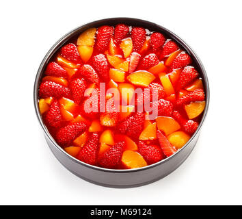 Gâteau au fromage et fruits sur fond blanc Banque D'Images