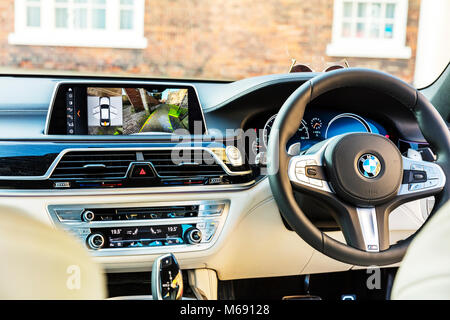 À l'intérieur de nouvelle BMW Série 7 BMW série 7, voiture de l'intérieur de voiture, BMW série 7, tableau de bord de voiture BMW série 7, volant de voiture nouvelle BMW Série 7 location de voitures de l'intérieur, UK Banque D'Images