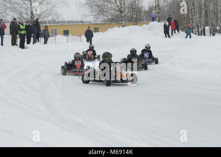 Kovrov, la Russie. 27 février 2016. Les compétitions de karting d'hiver dans le complexe sportif Motodrom Banque D'Images