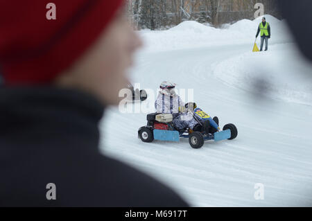 Kovrov, la Russie. 27 février 2016. Les compétitions de karting d'hiver dans le complexe sportif Motodrom Banque D'Images