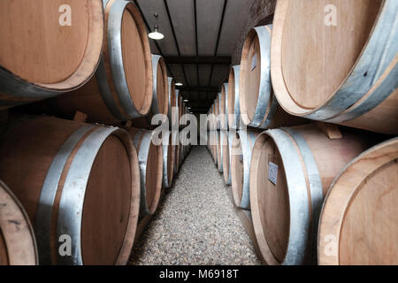 Des tonneaux de vin empilées dans l'ancienne cave de vinification Banque D'Images