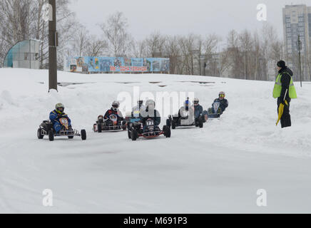 Kovrov, la Russie. 27 février 2016. Les compétitions de karting d'hiver dans le complexe sportif Motodrom Banque D'Images