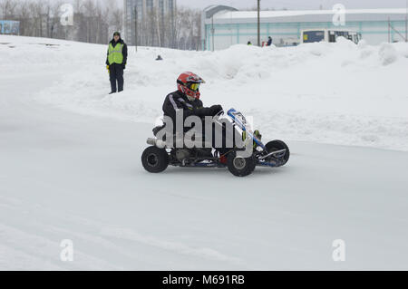 Kovrov, la Russie. 27 février 2016. Les compétitions de karting d'hiver dans le complexe sportif Motodrom Banque D'Images