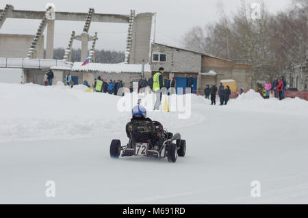 Kovrov, la Russie. 27 février 2016. Les compétitions de karting d'hiver dans le complexe sportif Motodrom Banque D'Images