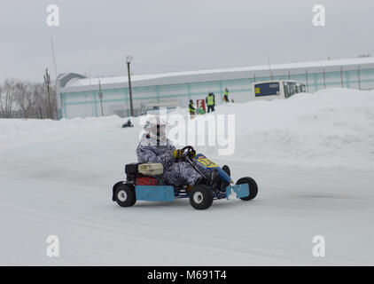 Kovrov, la Russie. 27 février 2016. Les compétitions de karting d'hiver dans le complexe sportif Motodrom Banque D'Images