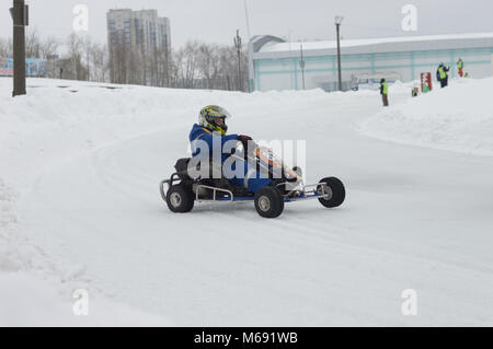 Kovrov, la Russie. 27 février 2016. Les compétitions de karting d'hiver dans le complexe sportif Motodrom Banque D'Images