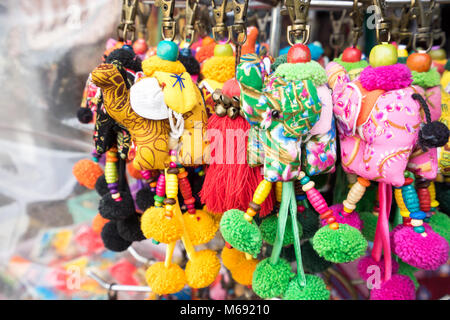 Poupées poupée Éléphant Éléphant, trousseau sur l'affichage sur le marché, l'éléphant est un souvenir populaire de Thaïlande Banque D'Images