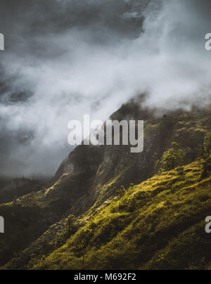 Superbes paysages avec brouillard sur la montagne immense pente et s'écoule dans la vallée verte. Santo Antão Cap-vert Cabo Verde Banque D'Images