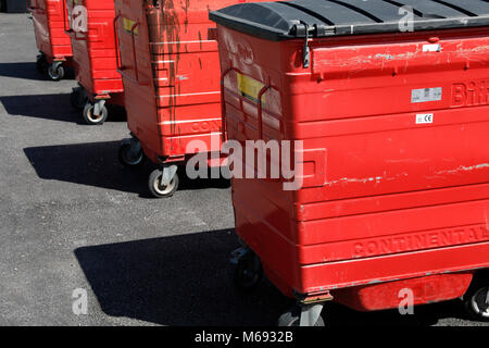 Swansea, Royaume-Uni. 6e juillet 2017. La collecte de déchets rouge saute, autrement connu comme wheely bacs, à Broughton Farm Caravan Park, la péninsule de Gower, Swansea. Cr Banque D'Images