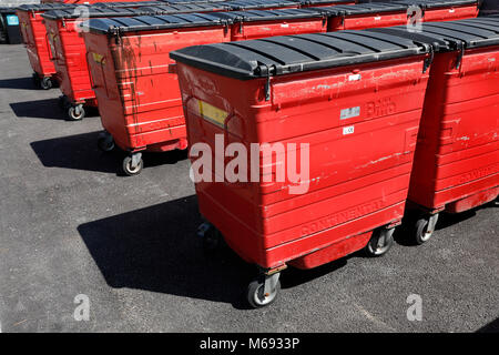 Swansea, Royaume-Uni. 6e juillet 2017. La collecte de déchets rouge saute, autrement connu comme wheely bacs, à Broughton Farm Caravan Park, la péninsule de Gower, Swansea. Banque D'Images