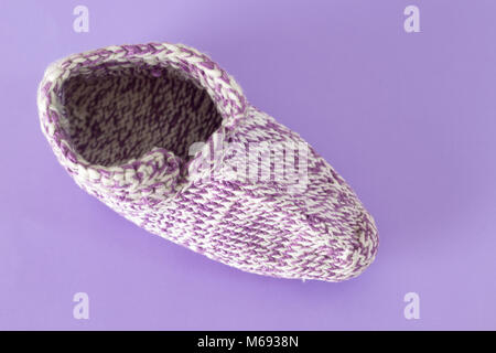 Tricots faits main chaussette laine isolé sur fond violet Banque D'Images