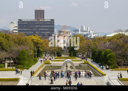 La vue depuis le centre musée de la paix vers la structure d'une bombe dans le Hiroshima Peace Memorial Park, au Japon. Banque D'Images