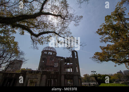 Le dôme de la bombe atomique est le squelette ruines de l'ancienne Hiroshima Prefectural Industrial Promotion Hall. C'est le bâtiment le plus proche de l'hypocentre Banque D'Images