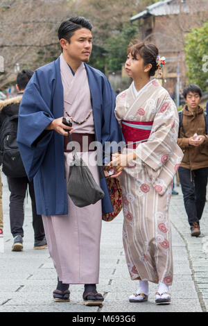 Un couple ayant loué des costumes traditionnels japonais sont illustrés dans le domaine de Gion, Kyoto, Japon Kiyomizu-dera près du Temple Bouddhiste. Banque D'Images