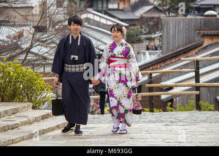 Un couple ayant loué des costumes traditionnels japonais sont illustrés dans le domaine de Gion, Kyoto, Japon Kiyomizu-dera près du Temple Bouddhiste. Banque D'Images