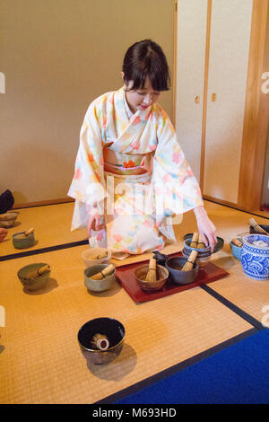 Une fille la préparation d'une cérémonie du thé japonaise traditionnelle dans le quartier de Gion de Kyoto, au Japon. Banque D'Images