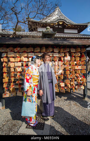 Un couple ayant loué des costumes traditionnels japonais sont illustrés dans le domaine de Gion, Kyoto, Japon Kiyomizu-dera près du Temple Bouddhiste. Banque D'Images