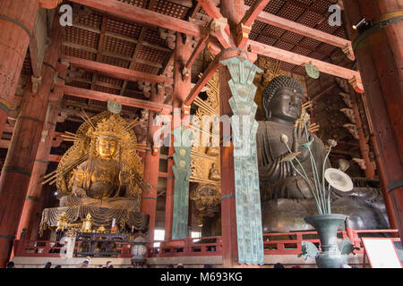 Les énormes statues dans le Tōdai-ji, un temple bouddhiste situé dans la ville de Nara, au Japon. Banque D'Images