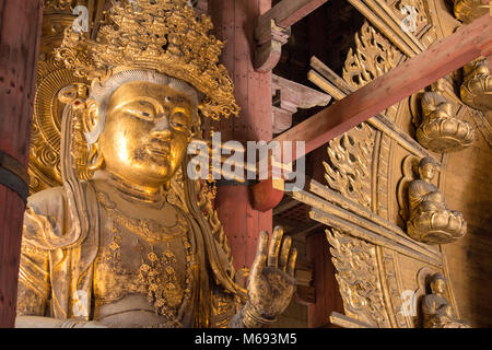 L'un des énormes statues de Bouddha dans le Tōdai-ji, un temple bouddhiste situé dans la ville de Nara, au Japon. Banque D'Images